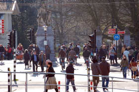 Ingang Vondelpark op een mooie zonnige dag